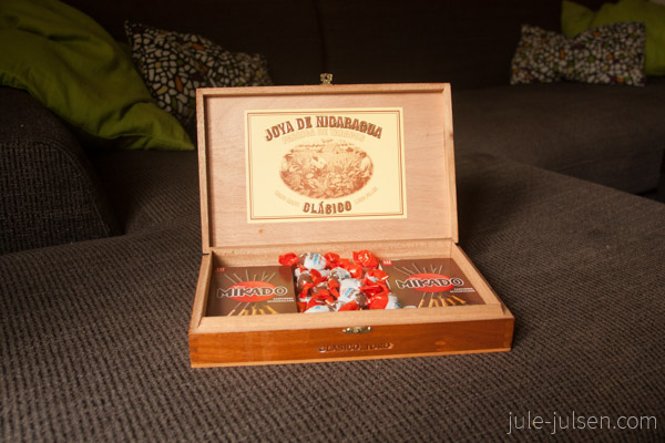 Zigarrenkiste aus Holz mit Süßigkeiten