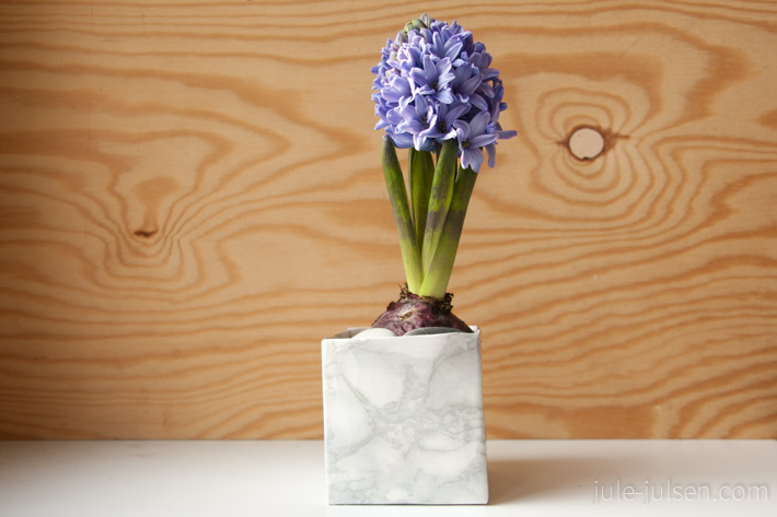 lila Hyazinthe in selbstgemachtem Marmortopf aus Tetrapack mit beklebter Folie