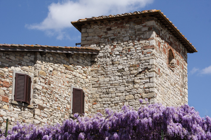 Blauregenpergola vor einem Steinhaus in Radda (Chianti)