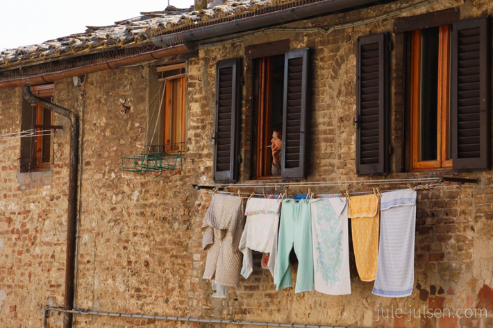 Waescheleine in der Altstadt von San Gimignano