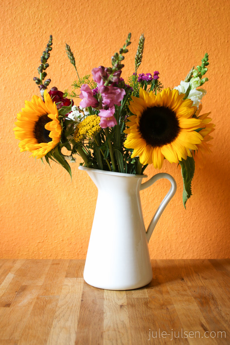gemischter Sommerstrauss vom Wochenmarkt mit Sonnenblumen