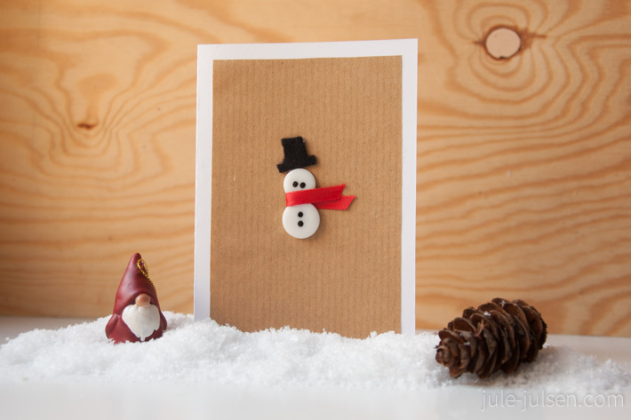 Weihnachtskarte mit Schneemannmotiv gemacht aus weißen Knoepfen