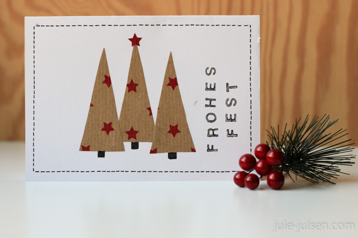 Weihnachtskarte mit drei Tannenbaeumen aus Geschenkpapier mit Sternen
