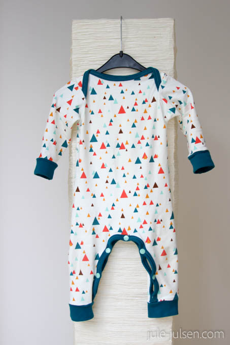 selbst gemachter Schlafanzug oder Strampler für Babys aus Jerseystoff mit Buendchen an Armen und Beinen
