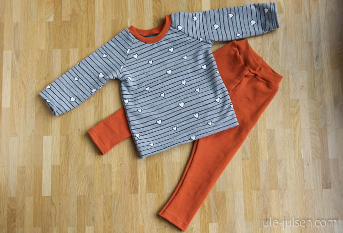 selbstgenaehtes Babyset aus Sweatpulli und Jerseyleggins in grau und orange