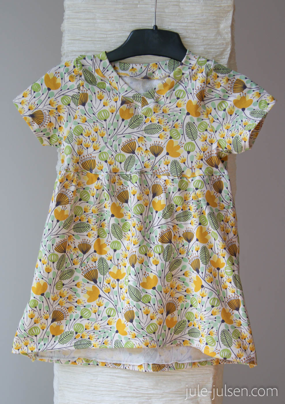 Sommerkleid für Maedchen, Gr. 86, Jersey mit gelben Blumen