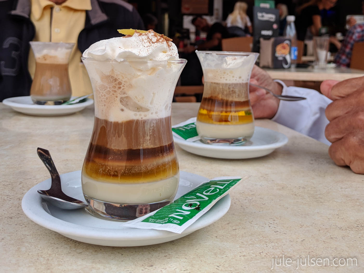Auszeit beim Lokalgetränk Barraquito - eine Kaffeespezialität mit Schuss