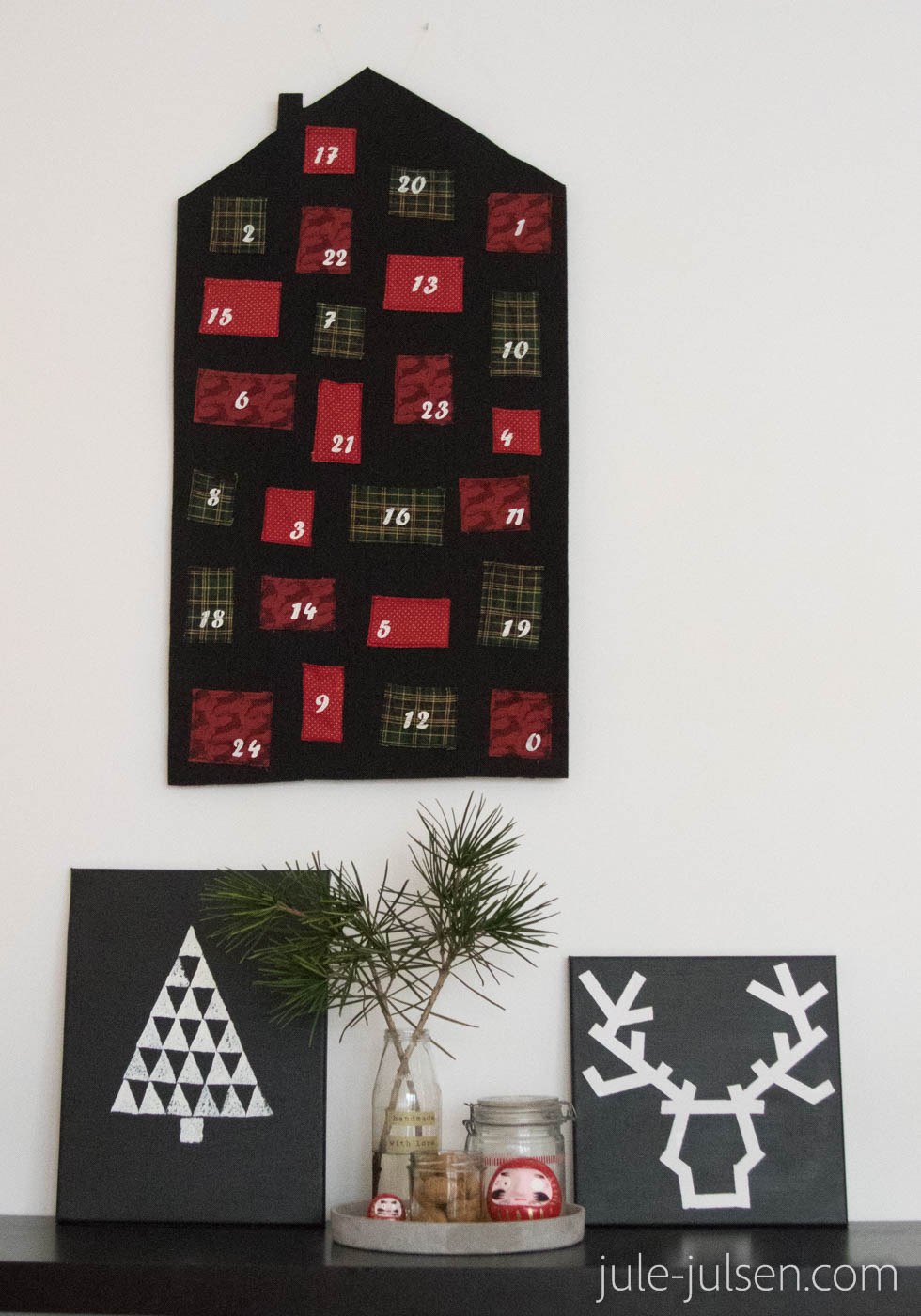 DIY Weihnachtskalender aus schwarzem Filz mit Taschen aus Weihnachtsstoffen