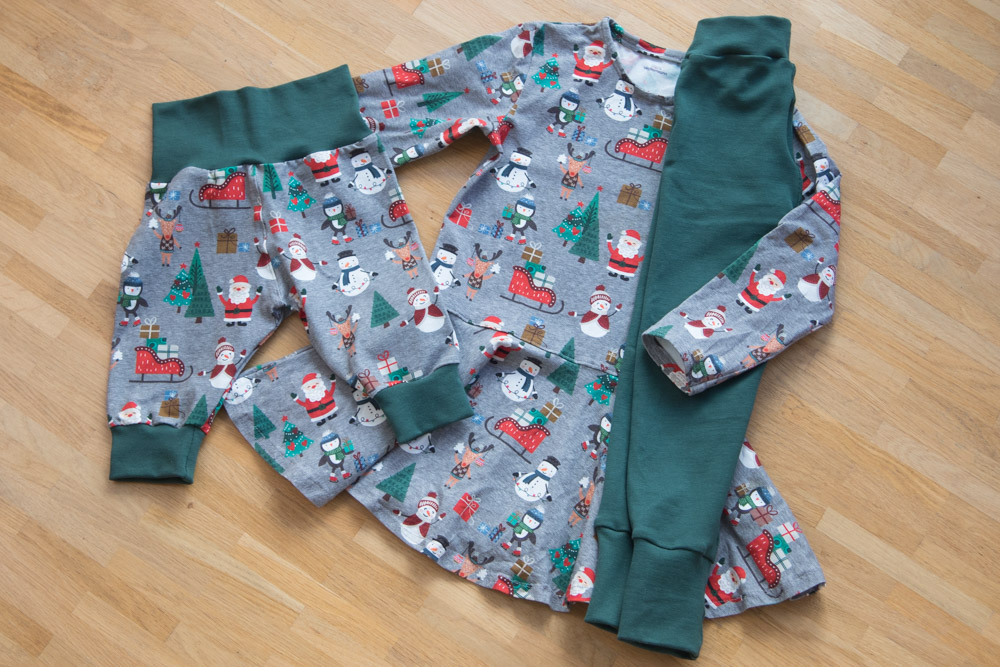 diy Weihnachtsoutfits für meine beiden Maeuse - Kleid mit Leggins und Babyhose mit weihnachtlichem Print