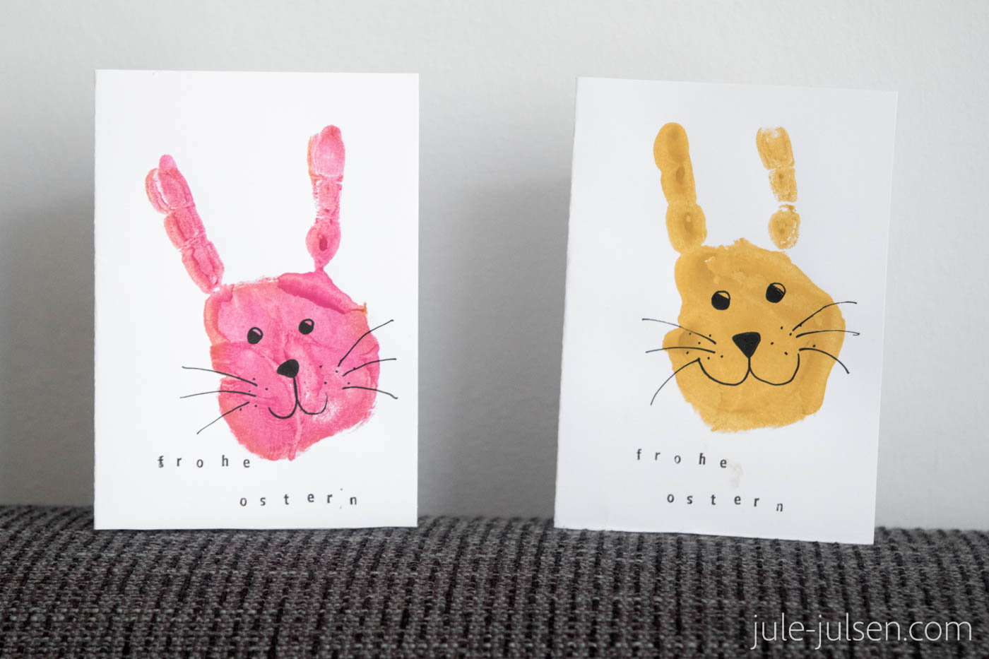 Osterkarte mit niedlichem Hasenmotiv gemacht aus dem Handabdruck eures Kindes